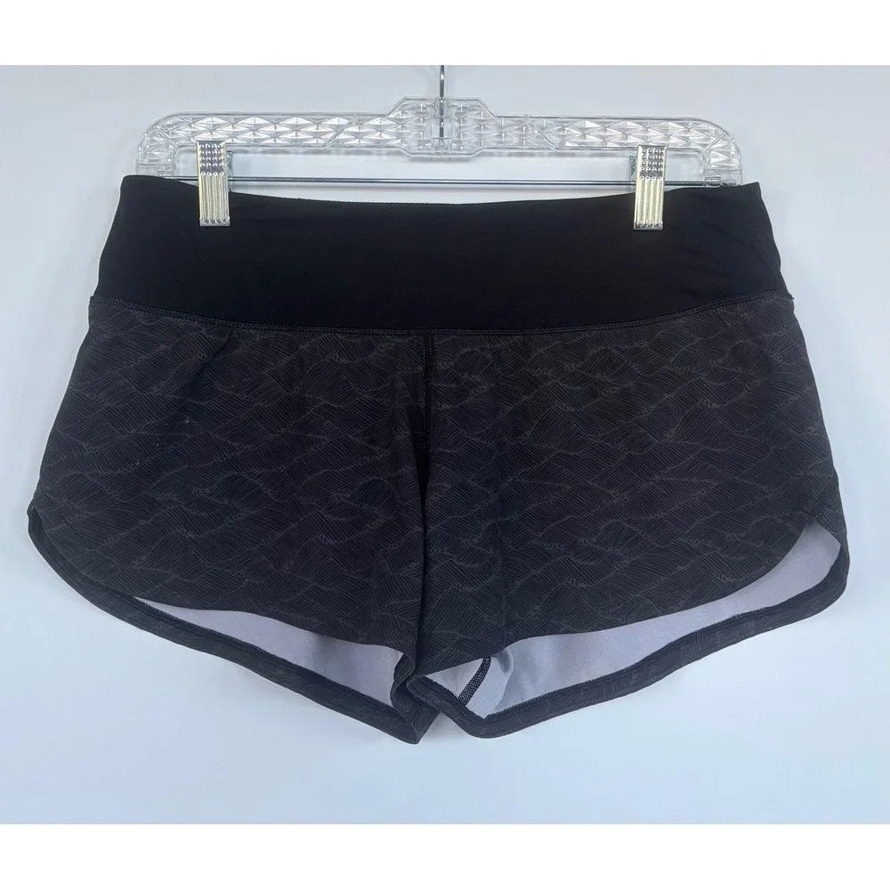 Vuori Clementine Running Shorts Gray Black Wave Print Womens Small VW333 EUC Gym